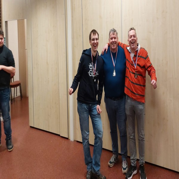 Schaakclub Hoogland wint team-oploswedstrijd